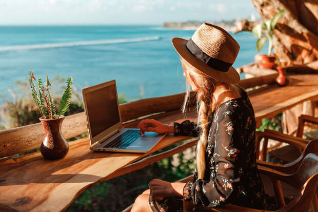 РИА Новости: россиянам нельзя удаленно работать за рубежом