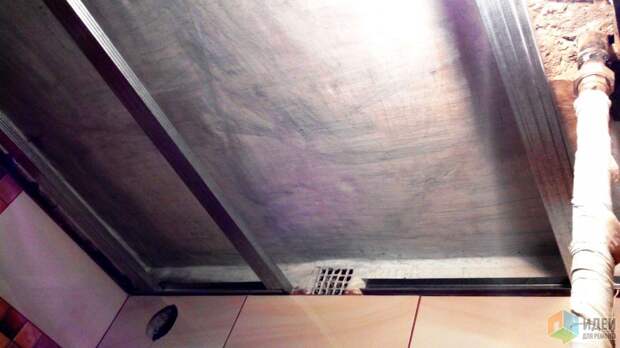 Потолок загрунтовали какой-то грунтовкой, создающей пленку, специально для ванных комнат, от плесени.