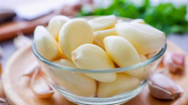 Как очистить чеснок за 10 секунд: простой, но рабочий способ