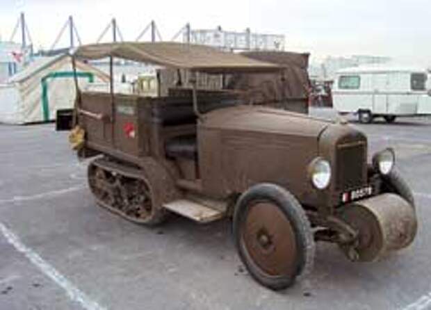 Французский армейский тягач Citroёn-Kegress P17 (1931 г.). Перед радиатором – подпружиненный полый барабан для преодоления окопов.