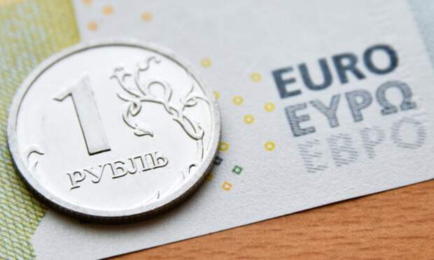Курс евро впервые с 7 июля поднялся выше 65 рублей
