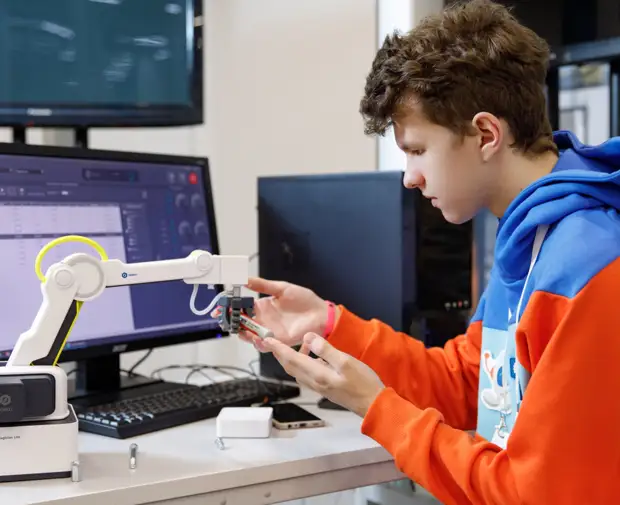 Московские школьники собрали робота, который помогает нефтяникам