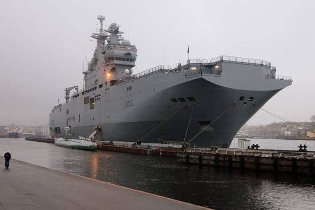 Непотопляемая крепость вместо "Мистралей": в Керчи строят десантные корабли проекта "23900" защита которых будет кратно усилена