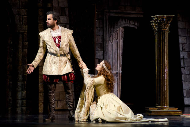 Сцена из оперы «Анна Болейн», в роли Джейн Сеймур – Лариса Андреева, в роли Генриха VIII – Габриел Де-Рель