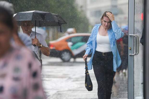 Москвичей призвали переждать ураган дома