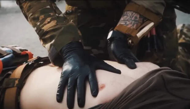 Боец проверяет легкие на наличие ранений
