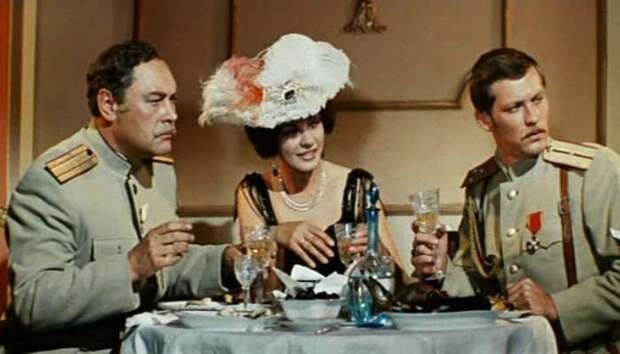 Аркадий Толбузин (слева) в фильме *Новые приключения неуловимых*, 1968 | Фото: kino-teatr.ru Аркадий Толбузин (слева) в фильме *Новые приключения неуловимых*, 1968 | Фото: kino-teatr.ru