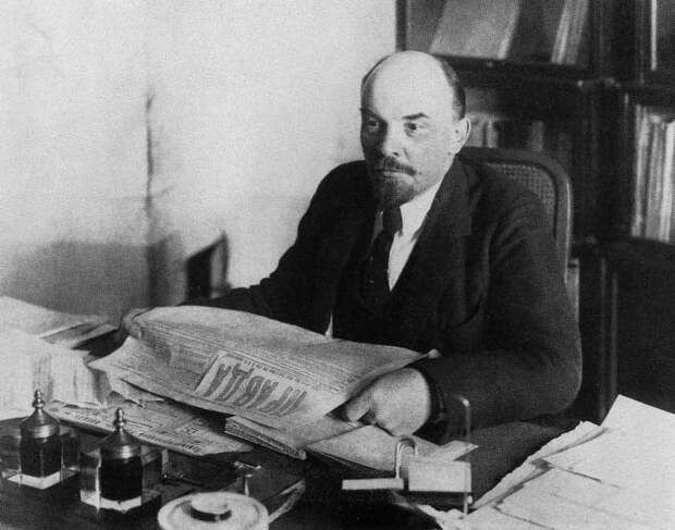 П.А. Оцуп. В.И. Ленин за рабочим столом в своем кабинете в Кремле. 16 октября 1918 года.