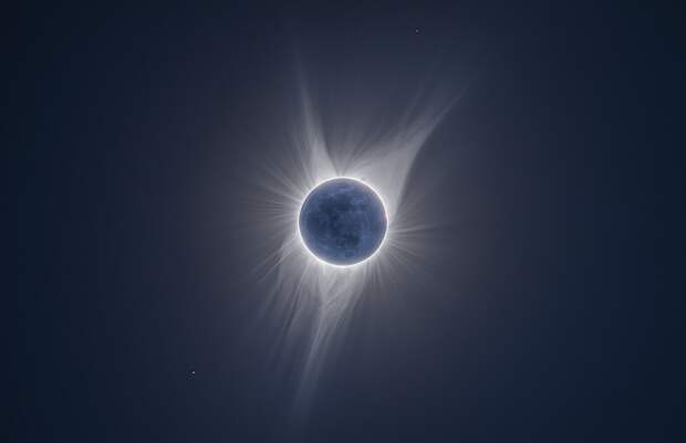 Во время солнечного затмения яркость солнечной короны скрывает Луна.