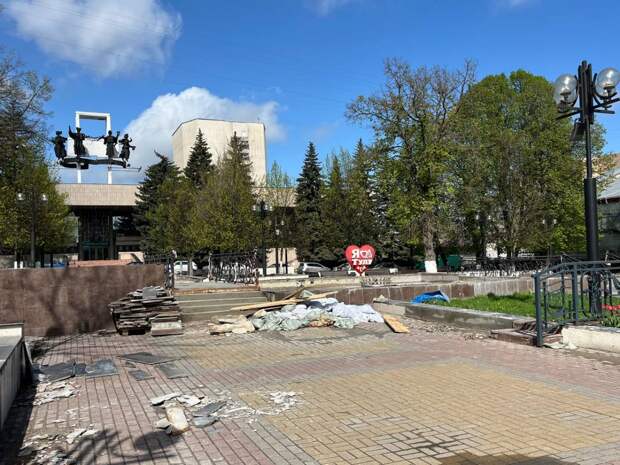 В Туле начали ремонтировать фонтан в сквере театра Драмы