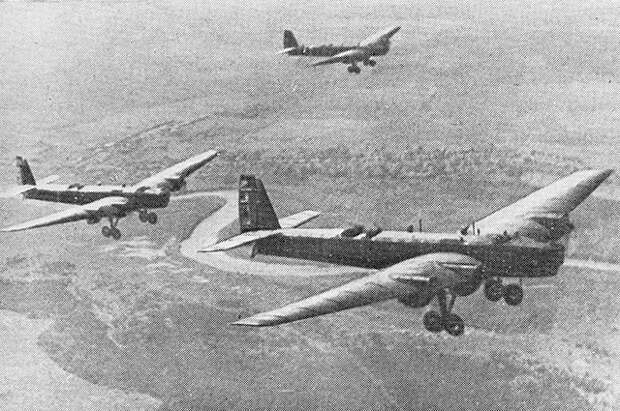 Советские летчики на ТБ-3 в Китае.