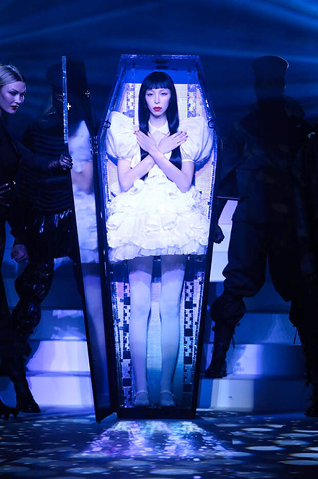 Неделя высокой моды в Париже: Ирина Шейк, сестры Хадид, Карла Бруни на последнем кутюрном шоу Жан-Поля Готье