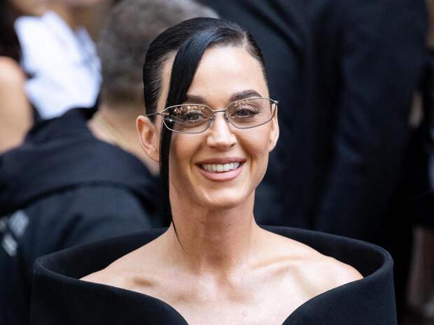 Кэти Перри чуть не рухнула на фанатов вместе с железной конструкцией