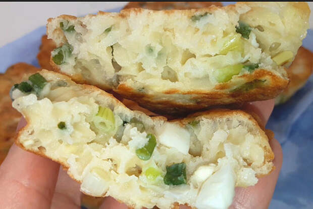 Фото к рецепту: Быстрые ленивые пирожки на кефире с зеленым луком и яйцом