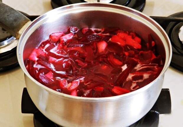 Думаете, что из свеклы можно приготовить лишь одно вкусное первое блюдо? На самом деле этот корнеплод служит прекрасным ингредиентом не только для борща.-4