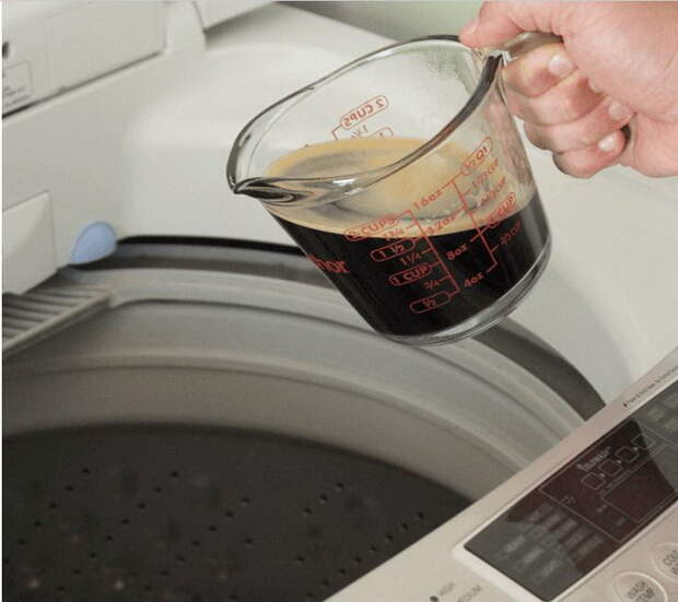 С кофе можно стирать темные вещи, чтобы они не теряли цвет.