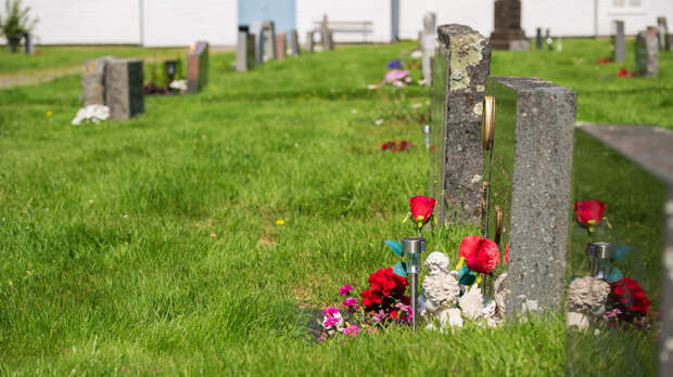 Священник Береговой пояснил, что нельзя оставлять на могиле в Радоницу