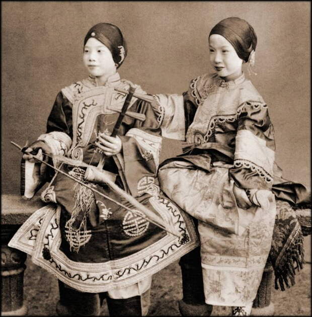 Две певицы позируют для снимка. В руке одной из них старинных музыкальный инструмент эрху. Гонконг, 1901 г.