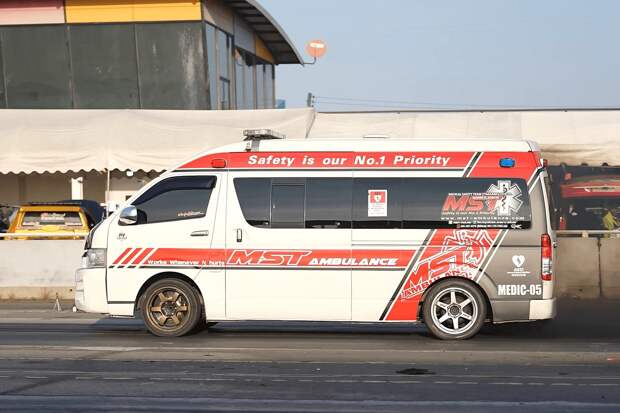 В Таиланде проводят драг-рейсинг машин «скорой» и пожарных