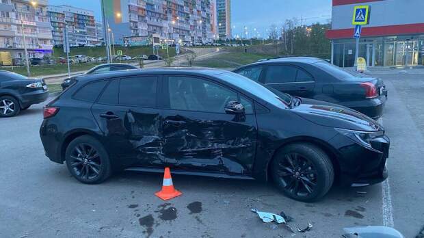 Пьяный подросток протаранил 10 авто на парковке и скрылся в Красноярске