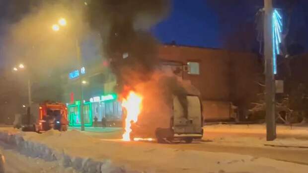 Микроавтобус вспыхнул на Дальневосточном проспекте — видео