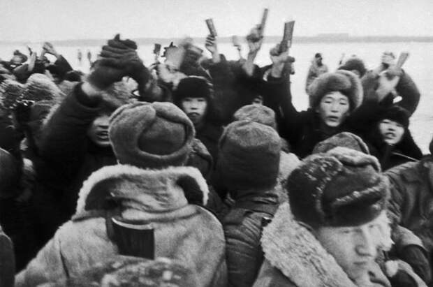 Советско-китайский пограничный конфликт в 1969 году. Бесчинствующая толпа хунвэйбинов с цитатниками Мао Цзэдуна пытается ворваться на территорию СССР. Кадр из фильма «Что случилось на Уссури».