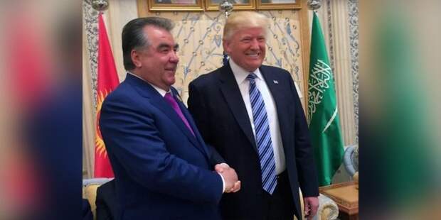 Президент Таджикистана первым победил Трампа в его фирменном рукопожатии