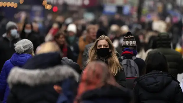 В Роспотребнадзоре рассказали о появлении симптомов при «омикроне»