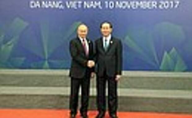 С Президентом Вьетнама Чан Дай Куангом перед началом встречи лидеров экономик форума «Азиатско-тихоокеанское экономическое сотрудничество» с членами Делового консультативного совета АТЭС.