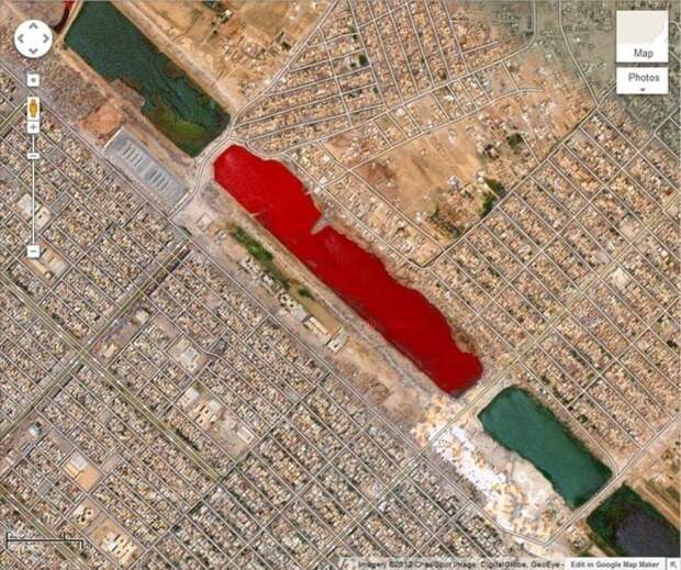Красное озеро в иракском городе Садр. Ученые не знают, почему оно приобрело столь необычный и страшноватый цвет google earth, не лучшее место на Земле, неожиданно, пугающе, снимки, тайны и загадки, удаленные места, фотографии