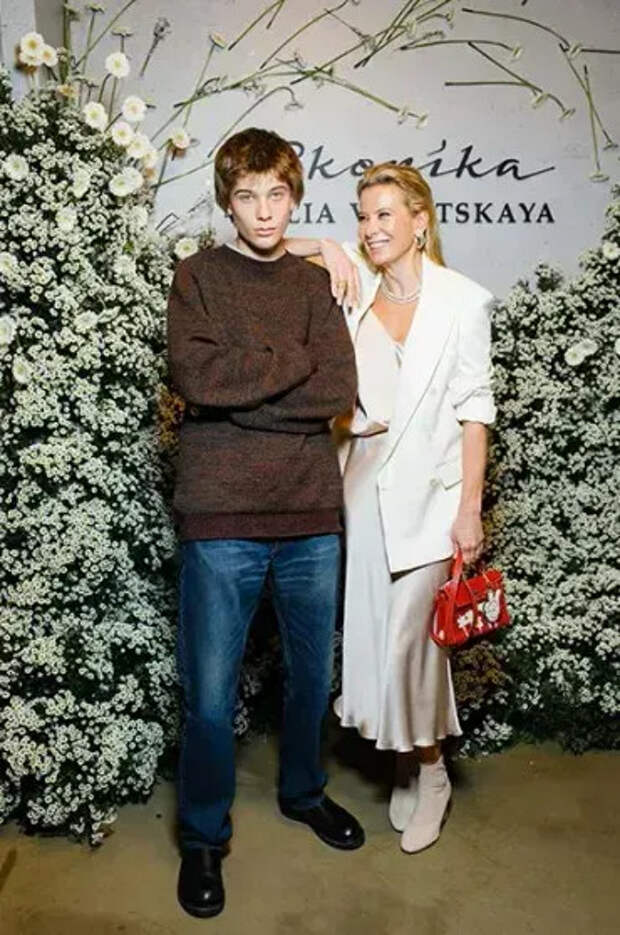 Юлия Высоцкая с сыном