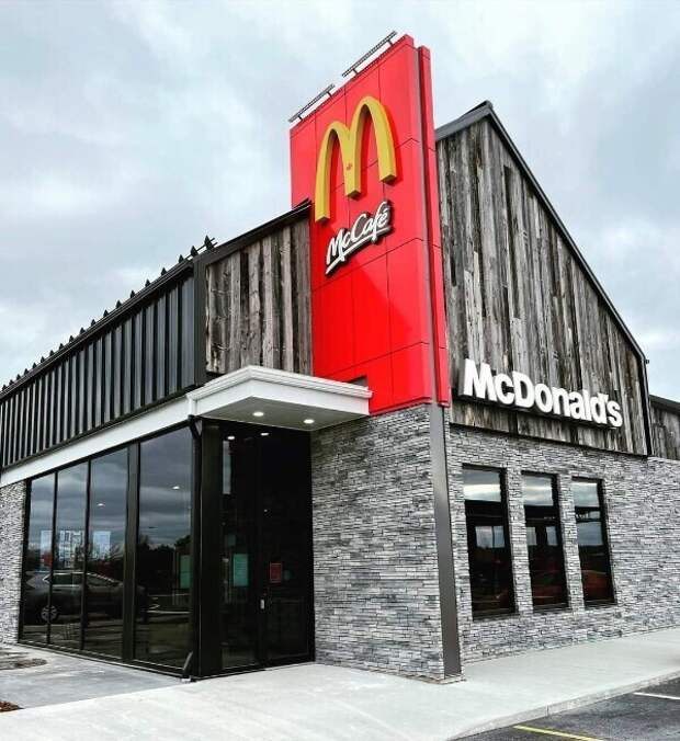Закусочная McDonald's, разместившаяся в старом амбаре Закусочная McDonald's, разместившаяся в старом амбаре