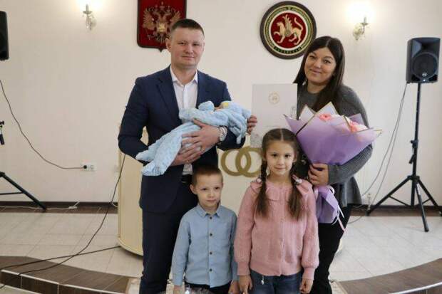 Апаста яңа елда туган беренче балага туу турында таныклык тапшыру тантанасы булды