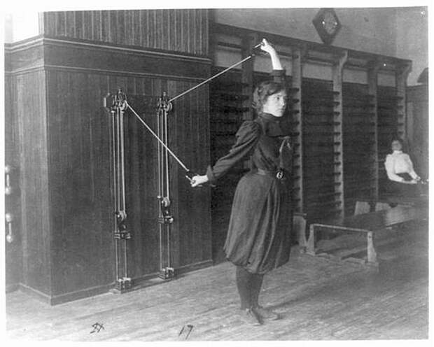 Школьница в тренажерном зале, 1899 год Весь Мир в объективе, ретро, фотографии