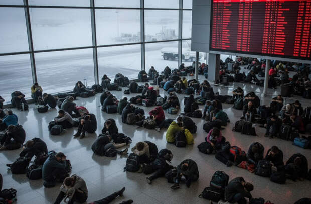 Всё рухнуло буквально за час. "Просим не ехать в аэропорты": тысячи отменённых рейсов, люди спят на полу, нет света