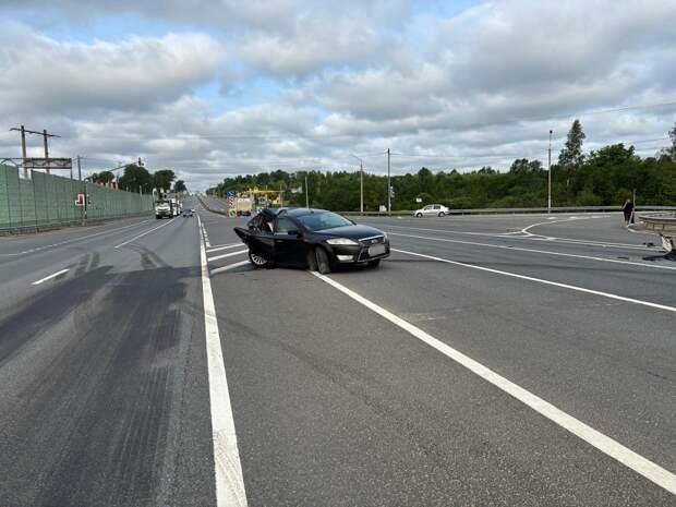 Под Смоленском КАМАЗ протаранил Ford Mondeo - есть пострадавшие