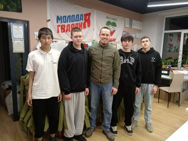 Студенты Елабужского колледжа плетут маскировочные сети для бойцов СВО