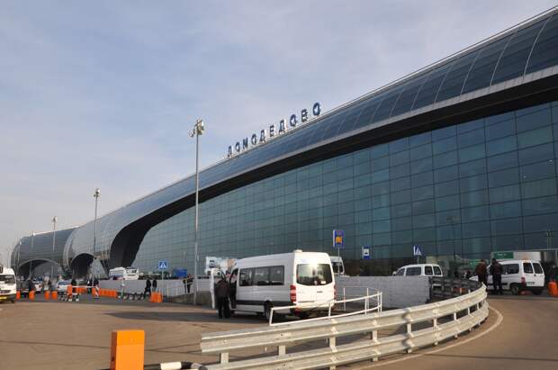 В аэропорту Домодедово в вылетавший в Дубай самолет врезался водовоз