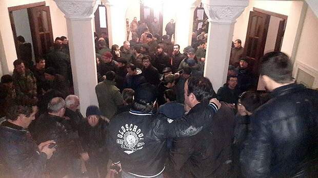 Представители мятежников заявили, что здание правительства они не освободят до отставки ненавистного президента. Фото: Анжела Кучуберия/ТАСС 