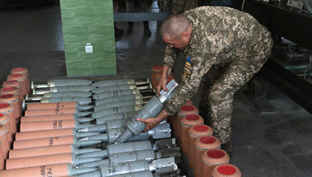 Военнослужащий вооруженных сил Украины во время учений на полигоне. Архивное фото