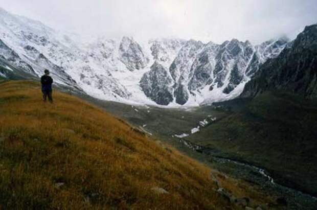 Ледник Колка в 2001 году. Вид из Кармадонского ущелья Кармадонское ущелье, Сергей Бодров, актеры, ледник, трагедия