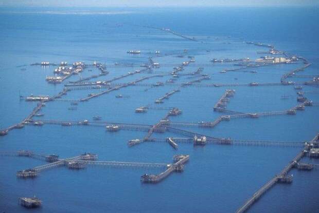 Нефтяные Камни – поселок на сваях посреди Каспийского моря (17 фото)