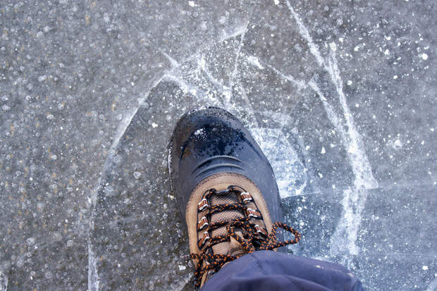 В Свердловской области трое детей провалились под лед на реке