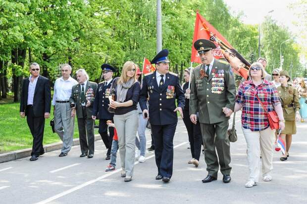 Колонна ветеранов «Альфы» с семьями на Поклонной горе в Москве. 9 мая 2016 года