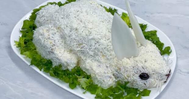 Салат в виде очаровательного белого кролика — главное блюдо праздничного стола на Новый год