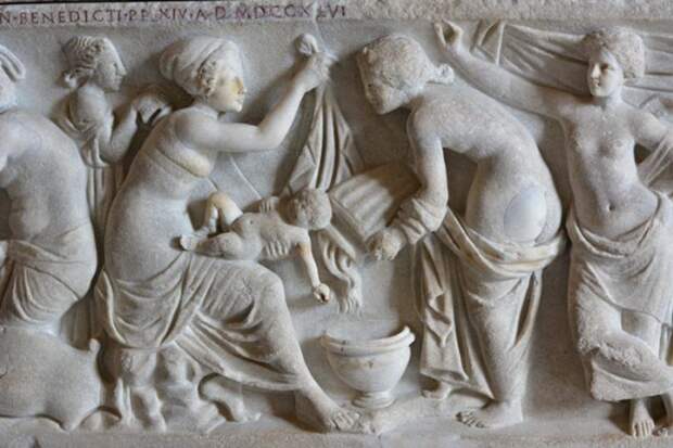 Древнеримский барельеф «Рождение ребенка»