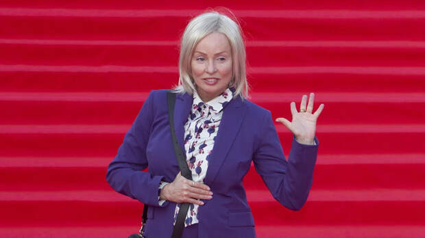 «Не настолько богаты»: 61-летняя Жанна Эппле живёт с сыном и его семьёй