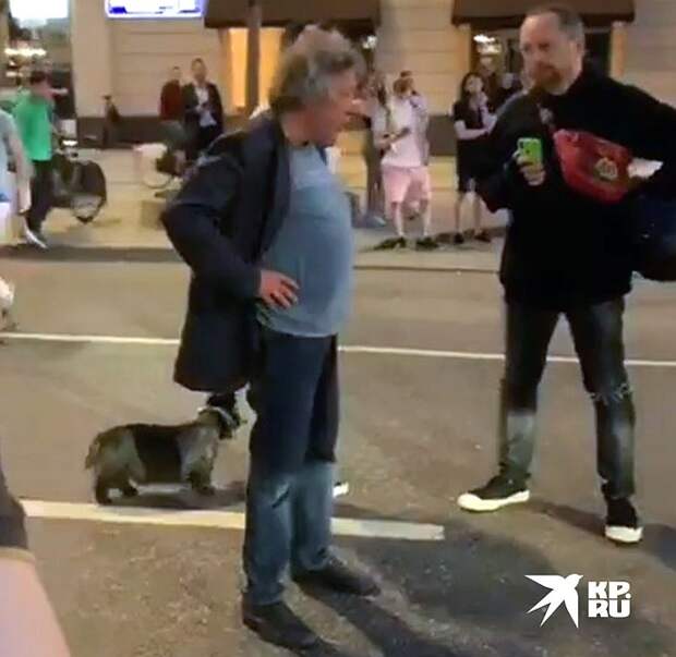 Черный внедорожник, которым управлял актер, вылетел на встречную полосу и врезался в белый фургон. Сам Михаил Ефремов, судя по кадрам с места, не пострадал. Фото: instagram@serg.moto