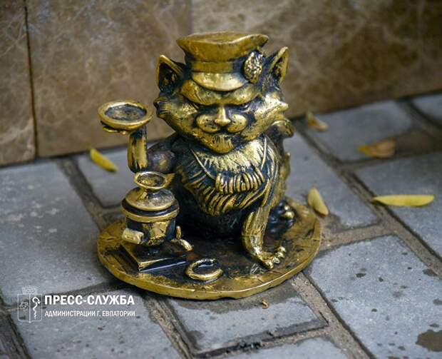 В Евпатории зовут на новую экскурсию-квест с бронзовыми котами
