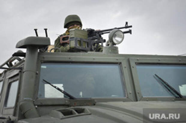 Безоружные украинские военные встретились с Российскими. Переговоры.Севастополь. Крым. Аэропорт Бельбек, целится, армия, военные, солдаты, пулемет